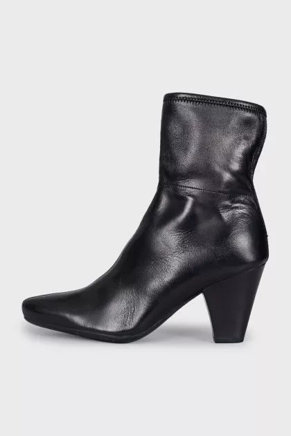 Leather ankle boots with pointed toes