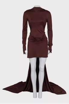 Fitted dress with a train and tag