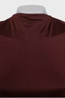 Fitted dress with a train and tag