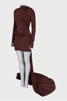 Fitted dress with a train and tag