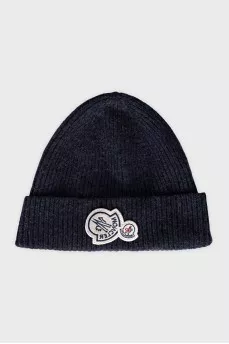 Men's hat with a branded patch