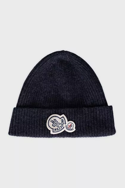 Men's hat with a branded patch