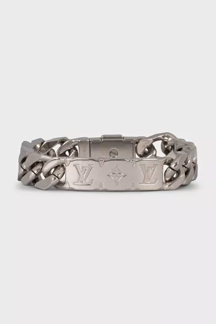 Silver bracelet with engraved logo