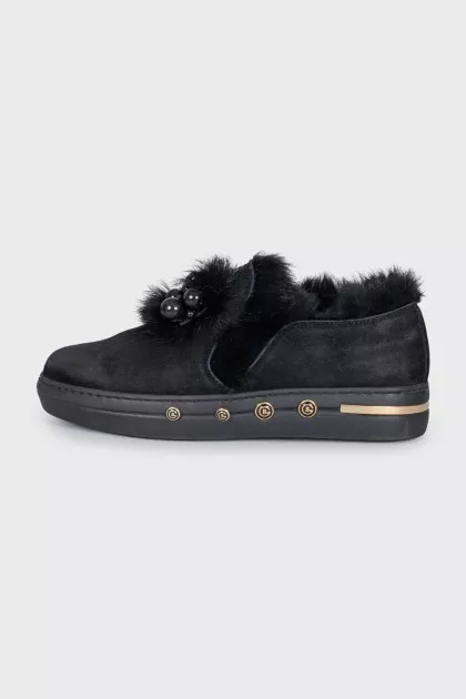 Suede slip-ons decorated with fur