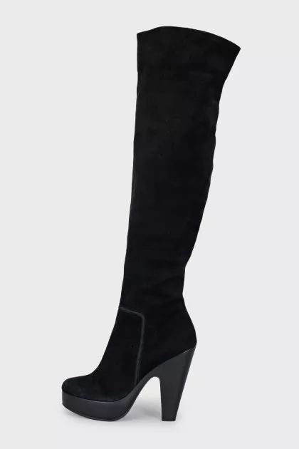 Suede boots with a round toe