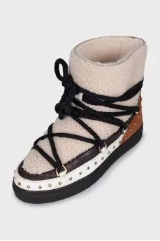 Fur boots with leather inserts