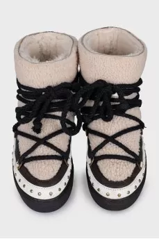 Fur boots with leather inserts