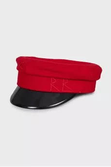 Красное кепи с фирменным логотипом 