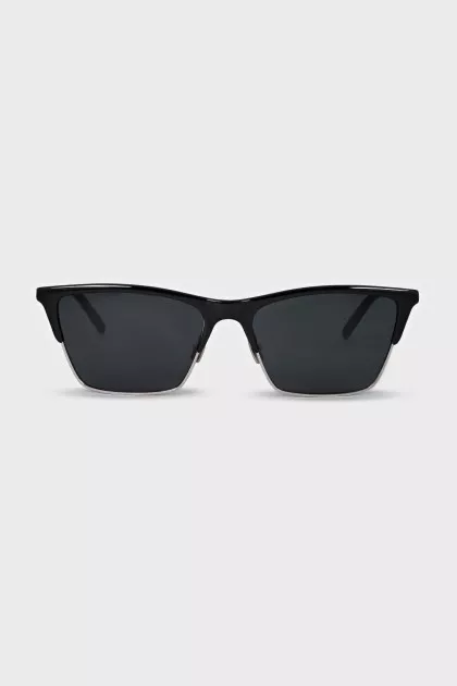 Wayfarer tinted sunglasses