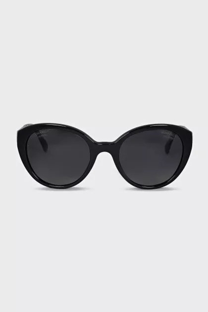 Sunglasses with logos on the temples