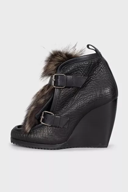 Leather ankle boots with fur inserts