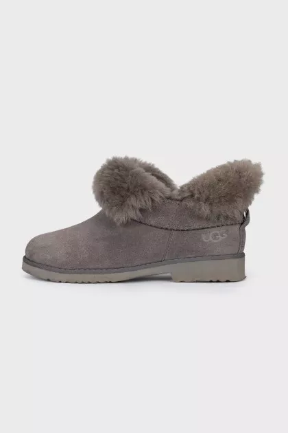 Suede Ugg boots insulated with fur