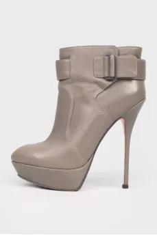 Leather ankle boots with buckle