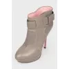 Leather ankle boots with buckle