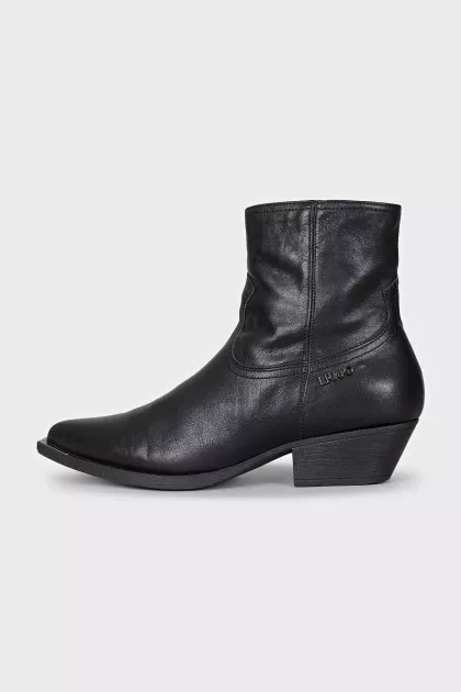 Leather Cossack boots with a zipper