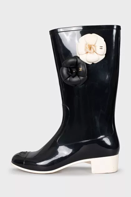 Black rubber boots decorated with flowers