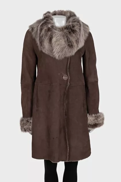 Sheepskin coat with buttons and a voluminous collar