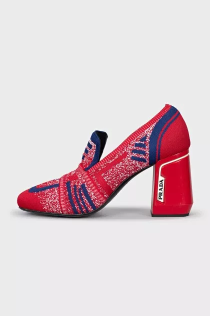 Textile shoes with a figured heel