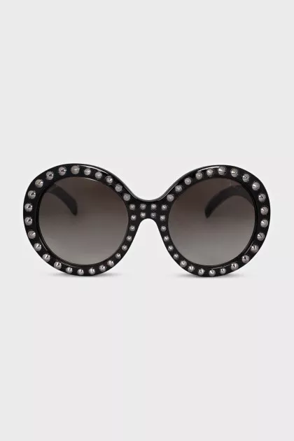 Sunglasses decorated with spikes