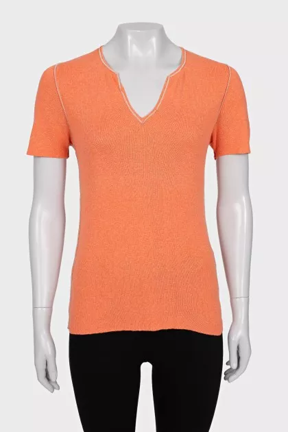 A straight T-shirt with accent seams