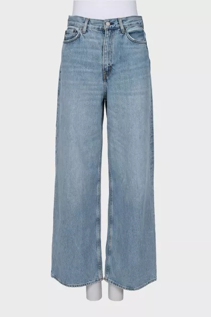 High-waisted wide-leg blue jeans