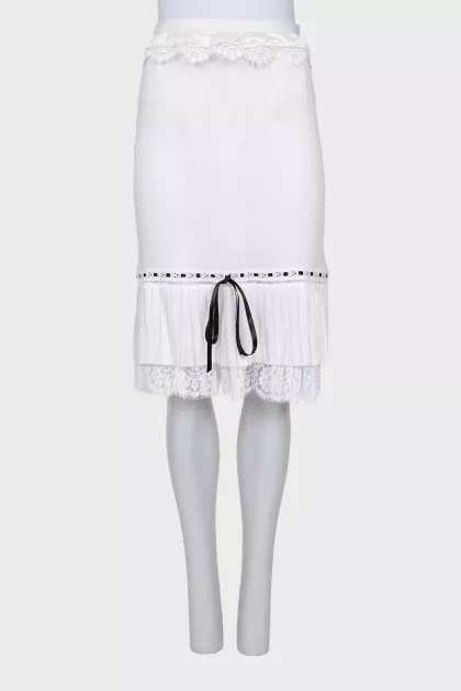 Straight midi skirt decorated with lace