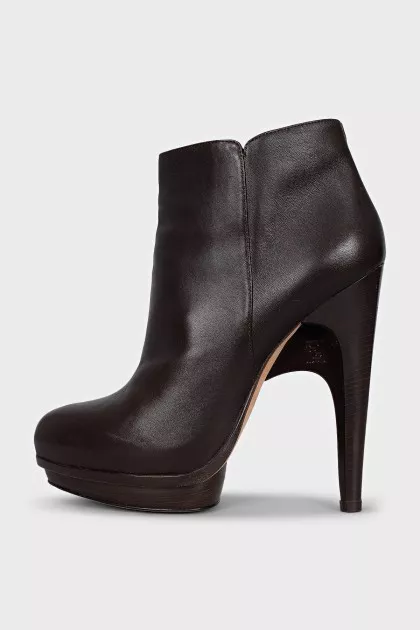 Leather ankle boots with round toes