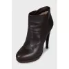 Leather ankle boots with round toes