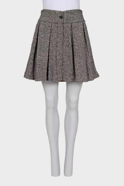 Button-down skirt with tag