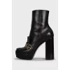 Leather ankle boots with brand logo