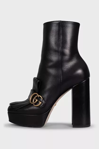 Leather ankle boots with brand logo