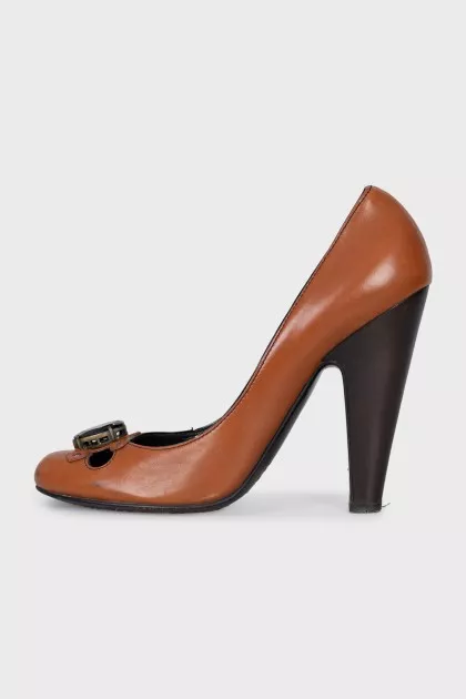 Brown shoes with crystals