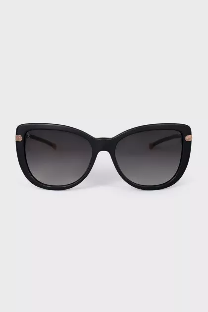 Sunglasses with a signature monogram