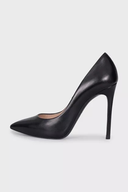 Leather pumps with tag