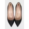Leather pumps with tag