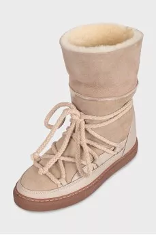 Suede boots with decorative laces