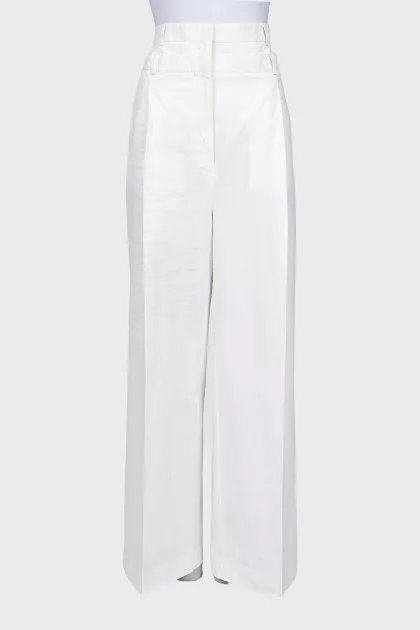 White trousers with a double belt