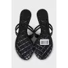 Black rubber flip-flops decorated with a flower