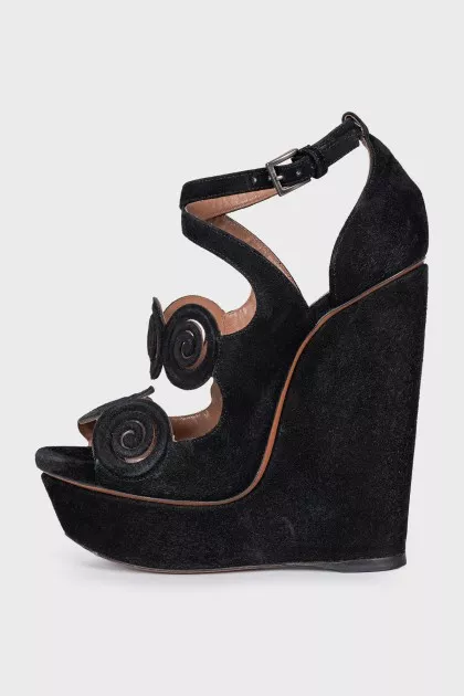 Suede sandals with shaped elements