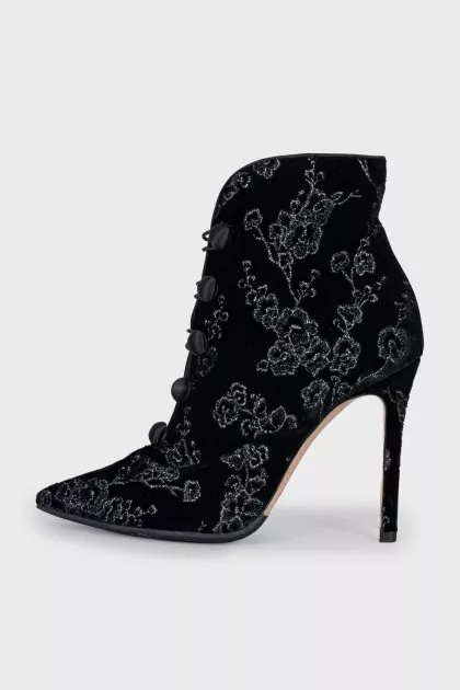 Velvet ankle boots decorated with embroidery