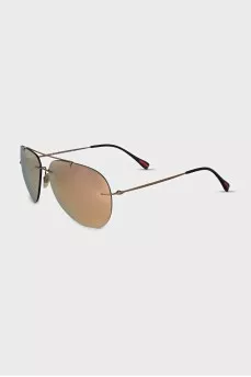 Sunglasses with mirror tint