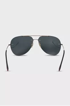 Sunglasses with mirror tint