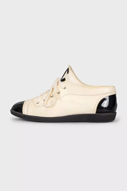 White leather sneakers with contrasting inserts