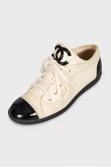 White leather sneakers with contrasting inserts