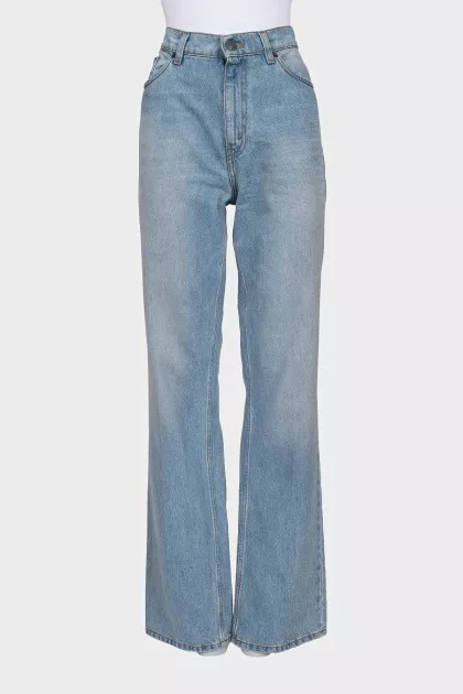 Straight-leg blue jeans with a high waist