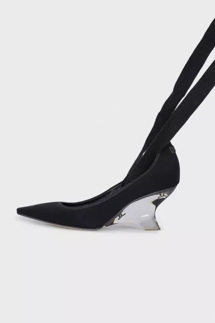Pointed-toe shoes