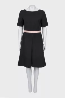 Fitted dress with a front pleat