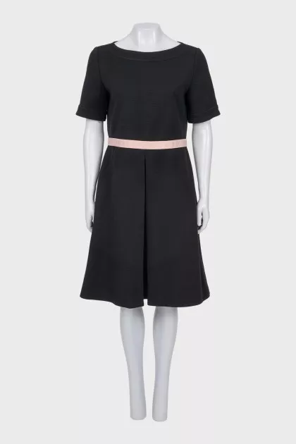 Fitted dress with a front pleat
