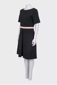 Fitted dress with a front pleat