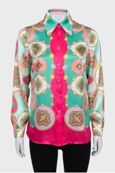 Silk shirt with a bright print and tag